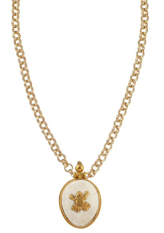 Ladies collar necklaces-Gold and White Shell Frog Ethnic Pendant Necklace