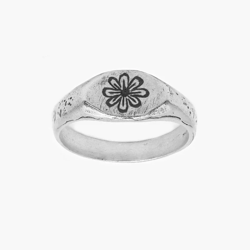 Ladies heart-shaped gemstone rings-Engraved Daisy Sterling Silver Ring