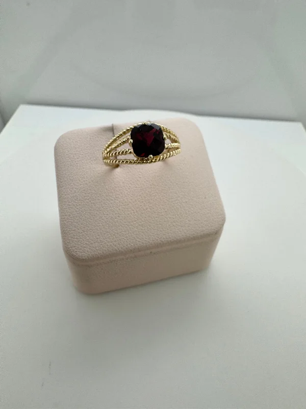 Ladies heart-shaped rings-Checkerboard Garnet with Rope Design Ring